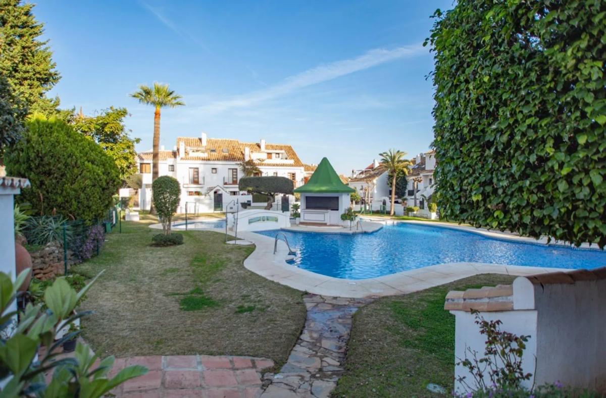 Venta de chalet adosado en Calle Maestro Don José Alcalá , Marbella photo 1