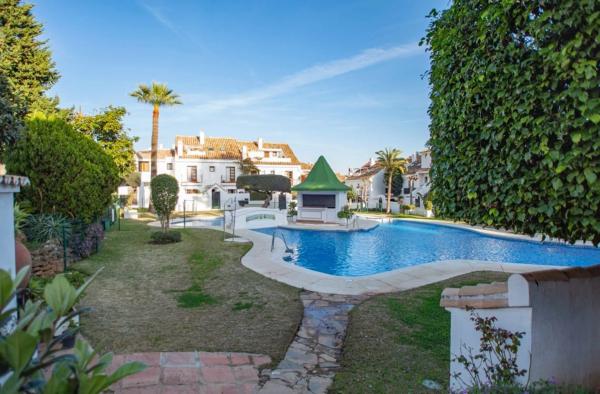 Terraced house for sale at Calle Maestro Don José Alcalá , Marbella photo 1