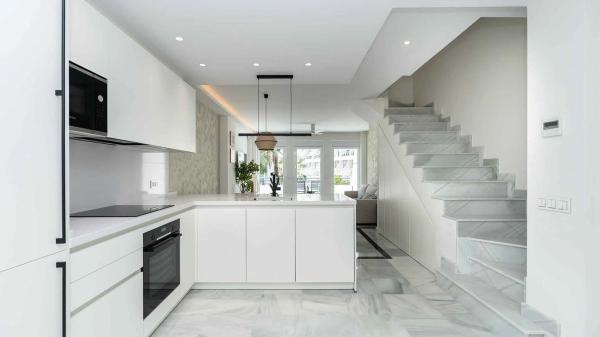 Piso en venta en Calle de Ramón Gómez de la Serna, 61, Marbella
 photo 1