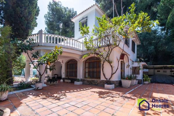 Chalet independiente en venta en Calle Jacinto Benavente, 16, Marbella
thumbnail 2