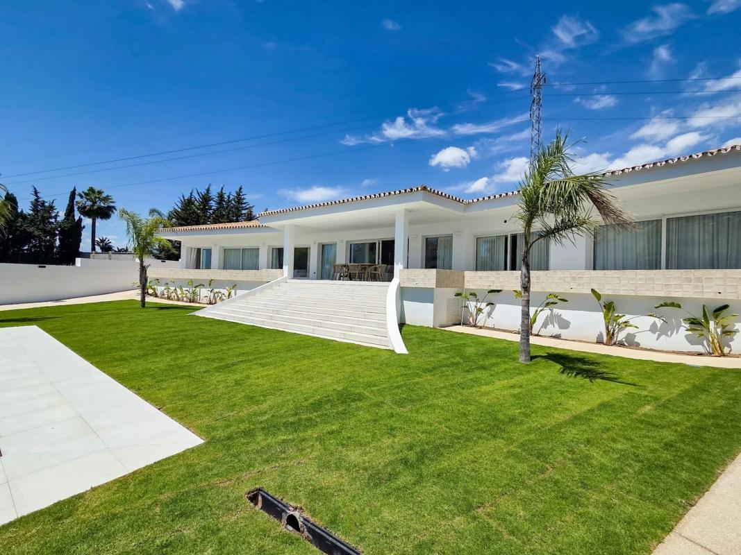 Sale of independent chalet in Paseo de los Jazmines, Marbella
photo 1