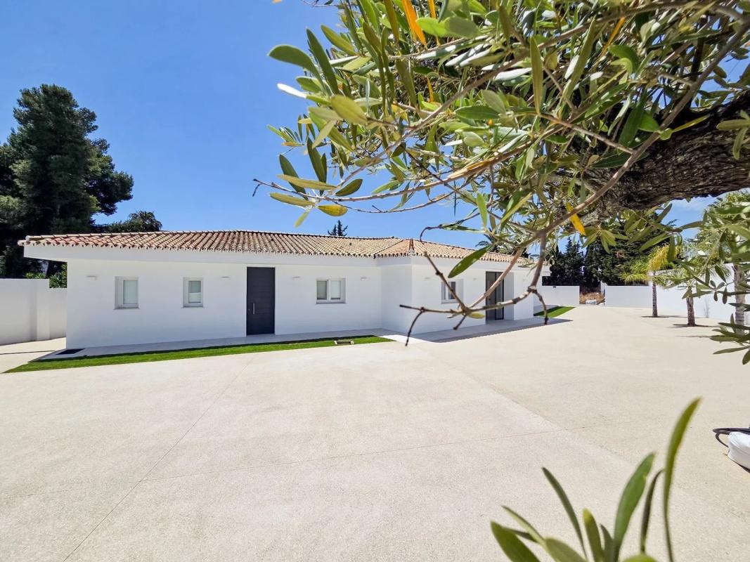 Sale of independent chalet in Paseo de los Jazmines, Marbella
photo 2