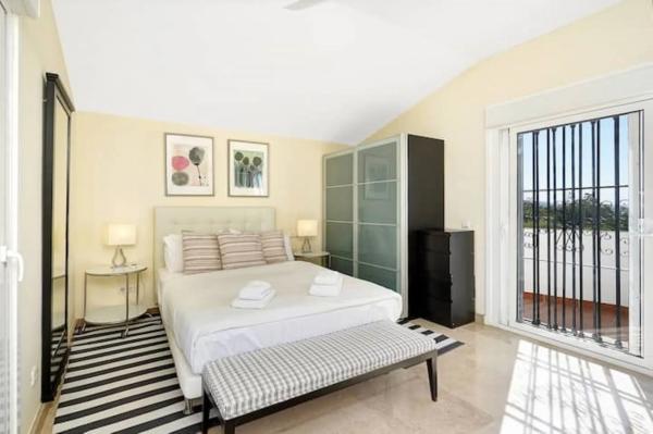 Chalet independiente en venta en Calle Almensino, Marbella
 photo 1