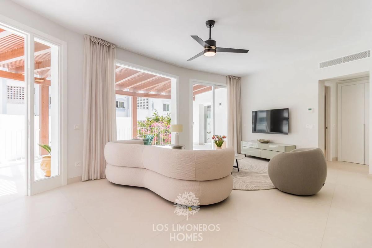 Sale of independent chalet in Calle Hermanos Belón Lima, Marbella
photo 3