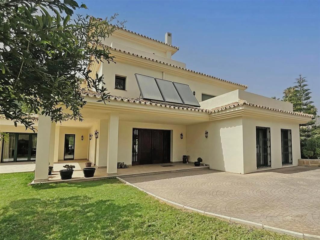 Sprzedaż niezależnego domku jednorodzinnego w  Calle Carmen Montiel, 10, Marbella photo 4