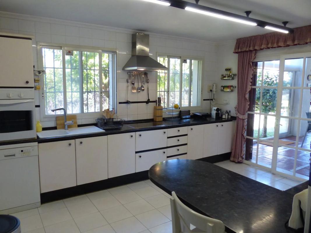 Sale of independent chalet in Calle Maestro Don Jose Molina, Marbella
 photo 5