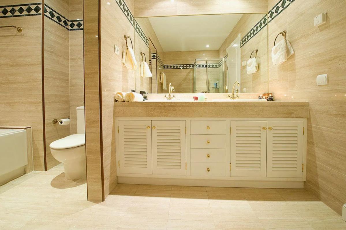 Venta de piso en Barrio Valdeolletas-Las Cancelas-Xarblanca, Marbella
 photo 2
