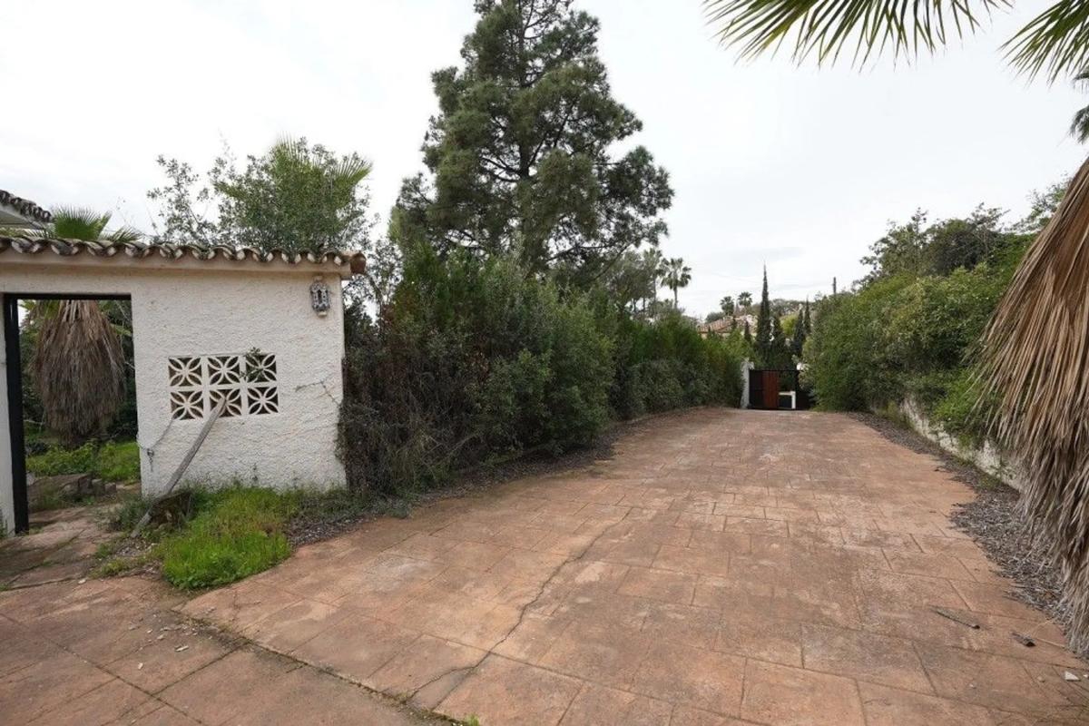 Venta de chalet independiente en Barrio Valdeolletas-Las Cancelas-Xarblanca, Marbella
photo 2