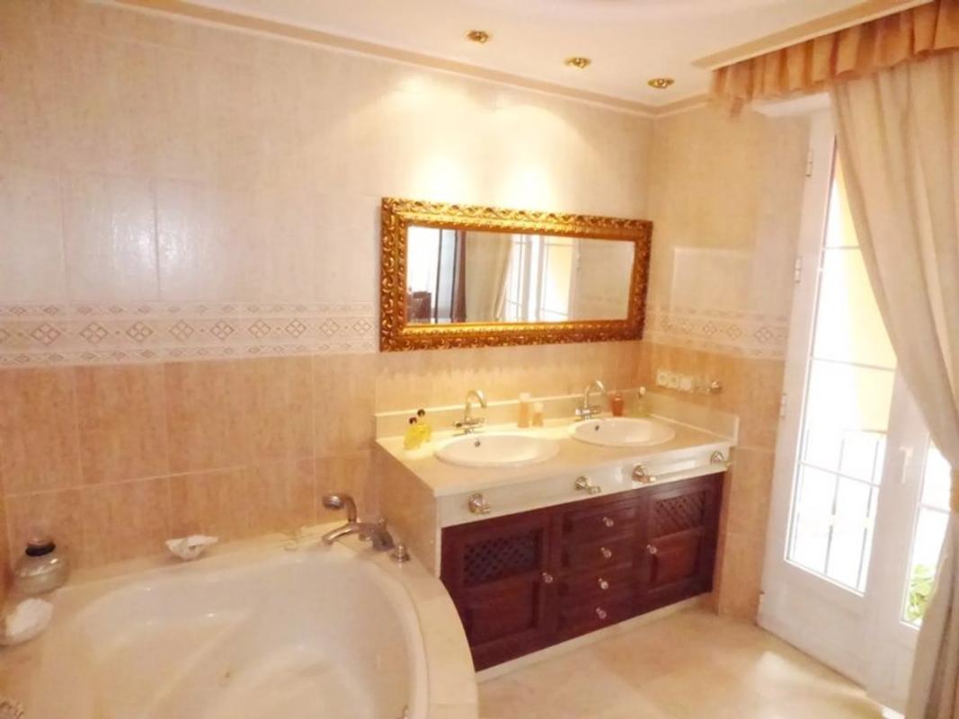 Venta de chalet adosado en Barrio Casco Antiguo , Marbella photo 1
