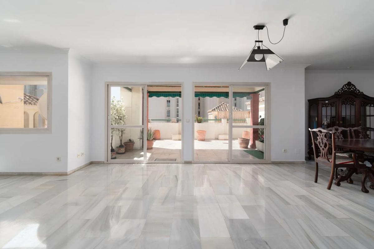 Venta de ático en Calle Jacinto Benavente, 19, Marbella photo 2