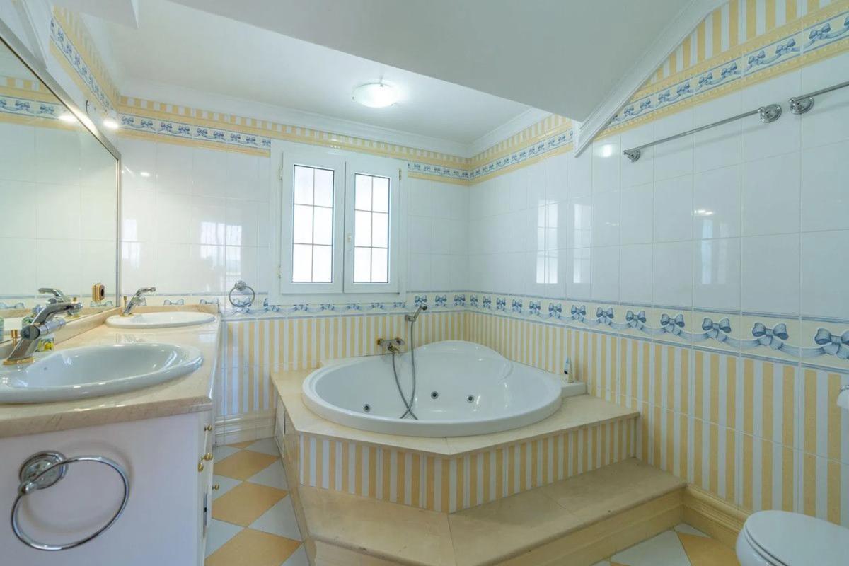 Sprzedaż poddasza w  Barrio Playa Bajadilla-Puertos, Marbella photo 4