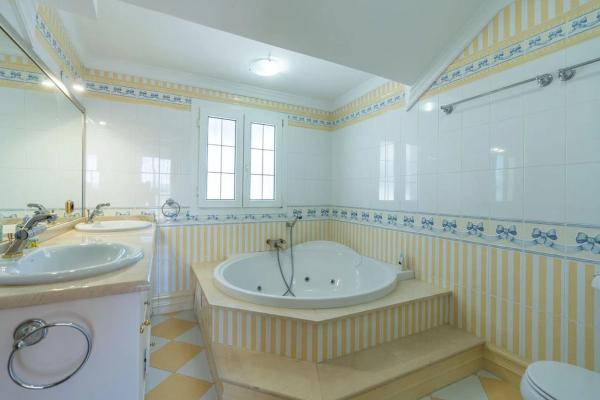 Пентхаус на продажу в  Barrio Playa Bajadilla-Puertos, Марбелла photo 4