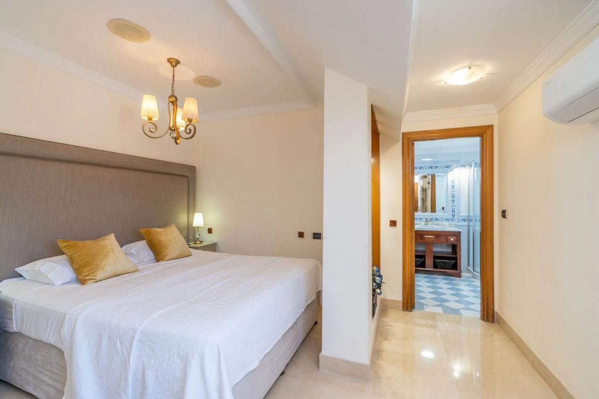 Sprzedaż poddasza w  Barrio Playa Bajadilla-Puertos, Marbella photo 5