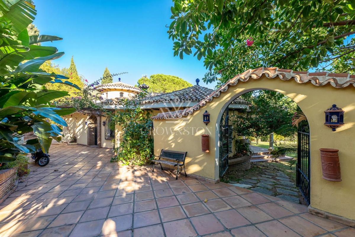 Продажа отдельного шале в Urbanización Montaña Marbella Club, Марбелла photo 1