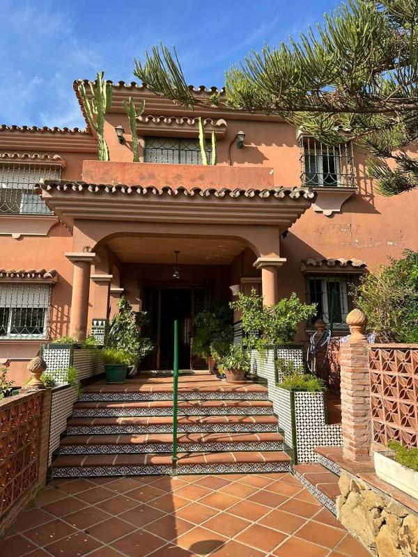 Venta de chalet independiente en Barrio Valdeolletas-Las Cancelas-Xarblanca, Marbella
photo 1