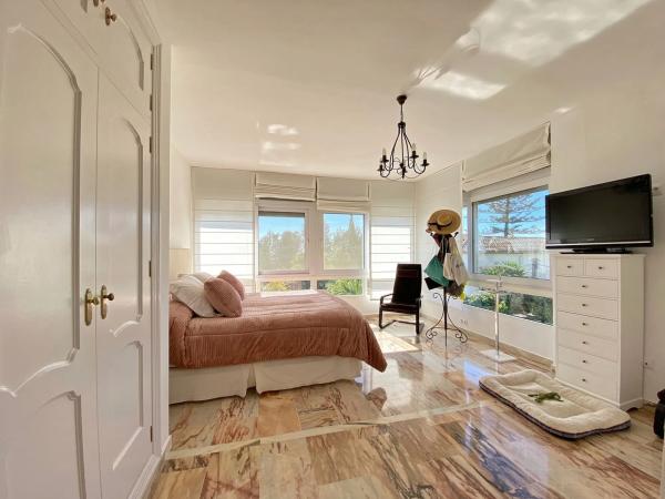 Chalet independiente en venta en Barrio Huerta Belón-Calvario, Marbella
 photo 4
