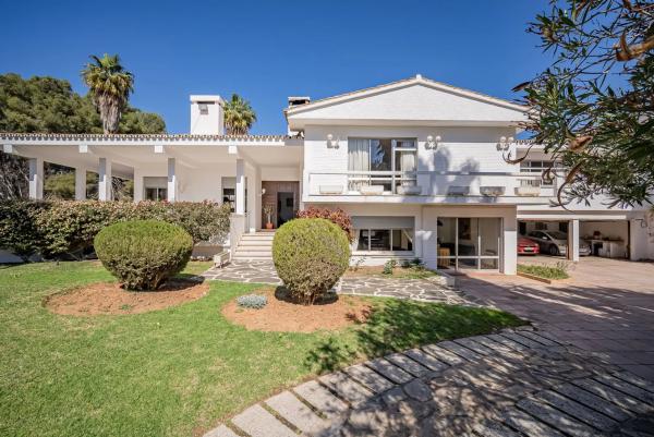 Chalet independiente en venta en Barrio Huerta del Prado-La Montua, Marbella
photo 1