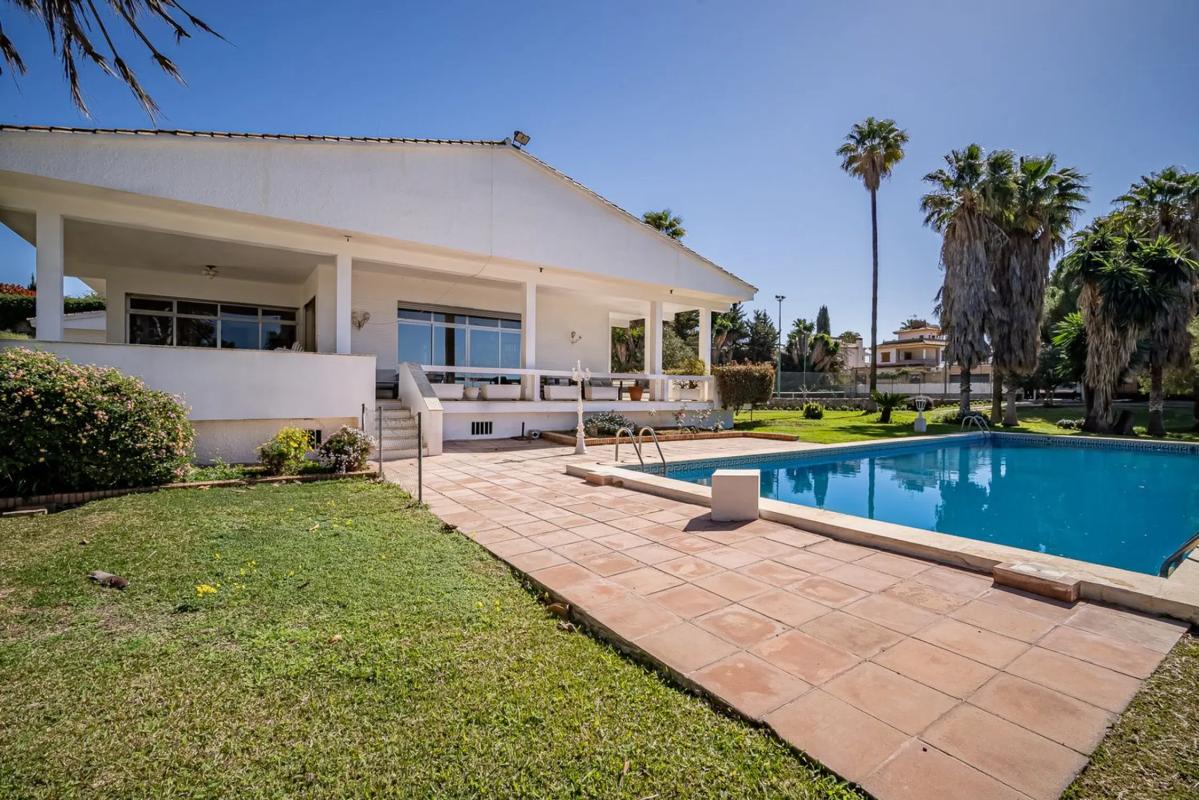 Venta de chalet independiente en Barrio Huerta del Prado-La Montua, Marbella
 photo 2