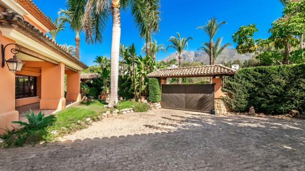 Chalet independiente en venta en Barrio Sierra Blanca, Marbella
thumbnail 2