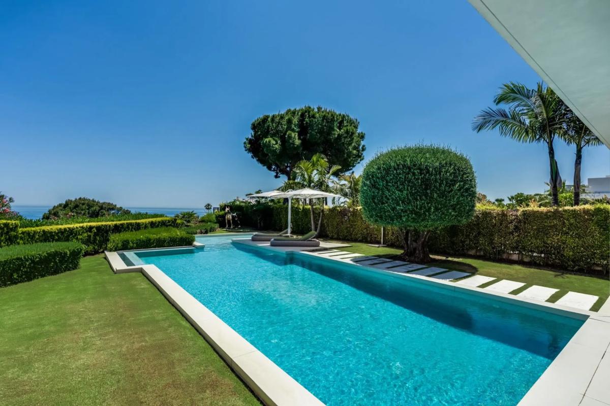 Sprzedaż niezależnego domku jednorodzinnego w  Barrio Lomas de Marbella Club, Marbella photo 2