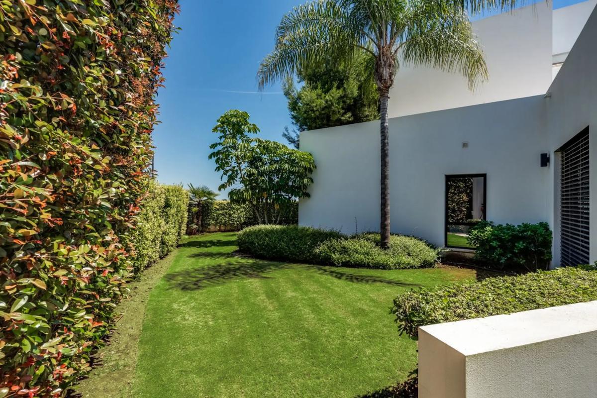 Sprzedaż niezależnego domku jednorodzinnego w  Barrio Lomas de Marbella Club, Marbella photo 3
