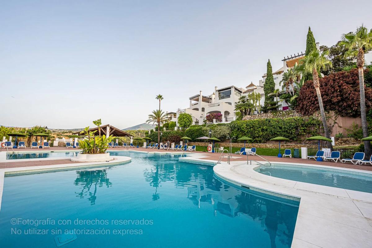 Venta de duplex en Urbanización Club Sierra, Marbella photo 1