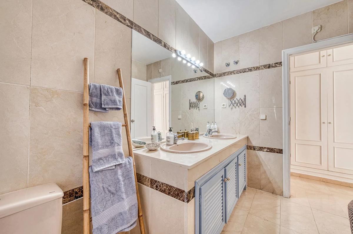 Venta de duplex en Urbanización Club Sierra, Marbella photo 5