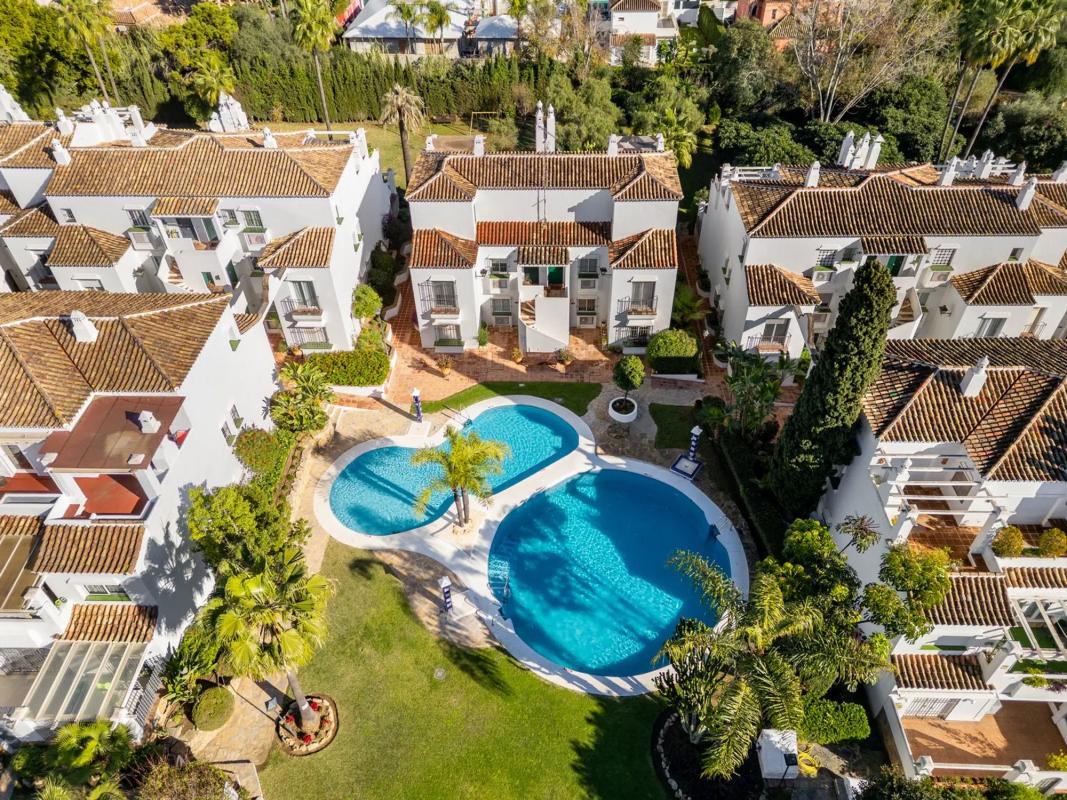 Venta de duplex en CL GEODA-ARROYO PIEDRAS, Marbella photo 2