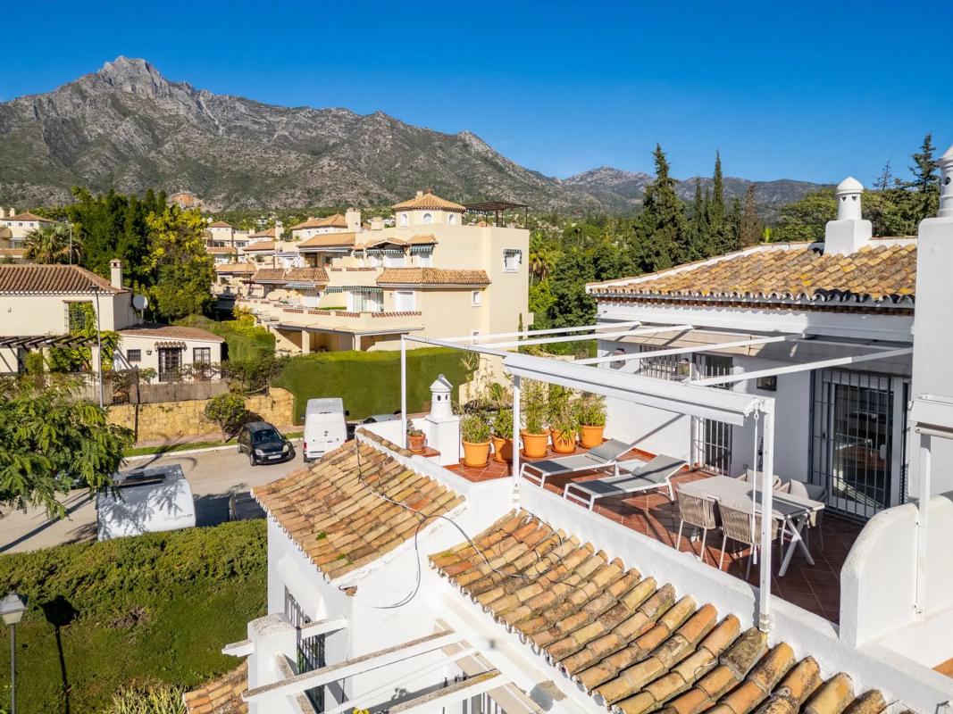 Venta de duplex en CL GEODA-ARROYO PIEDRAS, Marbella photo 3