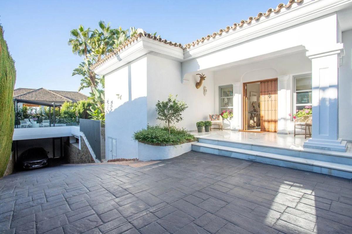 Sprzedaż niezależnego domku jednorodzinnego w  Barrio Sierra Blanca, Marbella photo 3