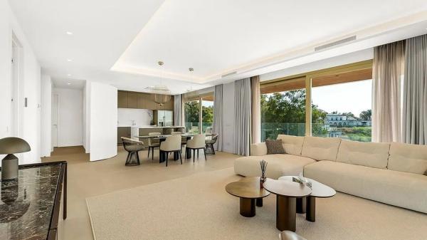 Penthouse for sale at Urbanización Lomas de Río Verde, 2, Marbella thumbnail 1