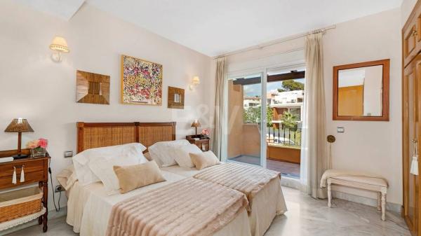 Chalet adosado en venta en  Calle Cerquilla de Nagûeles , Marbella photo 2
