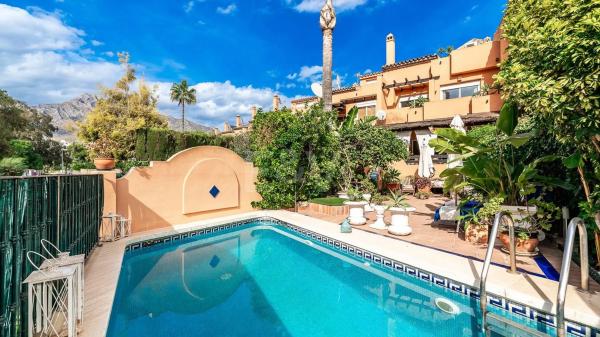 Chalet adosado en venta en  Calle Cerquilla de Nagûeles , Marbella photo 3