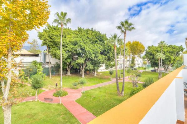 Chalet adosado en venta en  Urbanización Marbellamar , Marbella photo 1