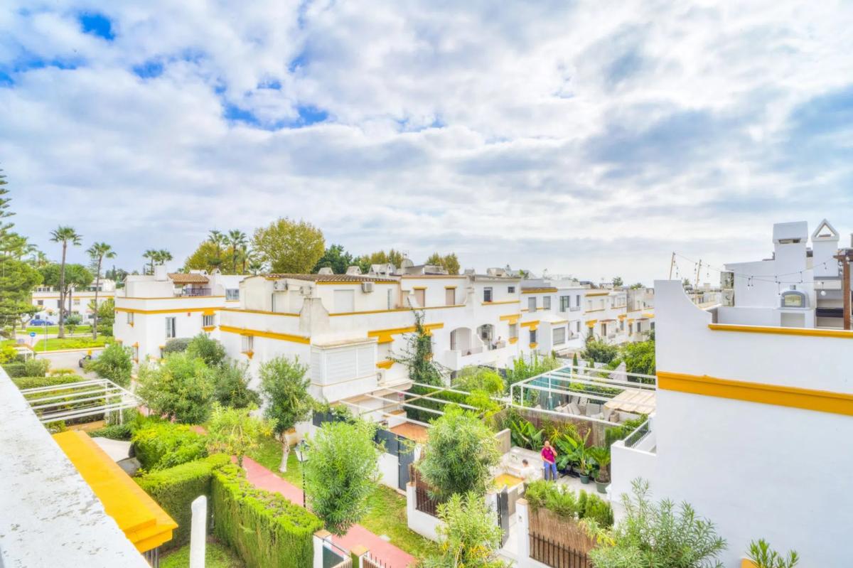 Venta de chalet adosado en  Urbanización Marbellamar , Marbella photo 2