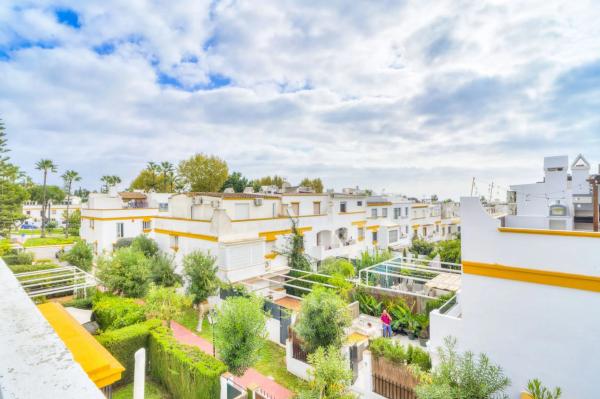 Chalet adosado en venta en  Urbanización Marbellamar , Marbella photo 2