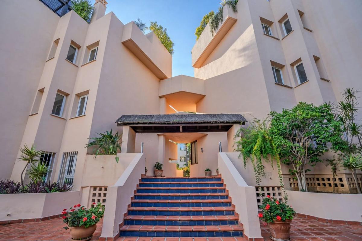 Venta de piso en CL PIZARRA-UR ROCIO NAGUELES, Marbella
 photo 2