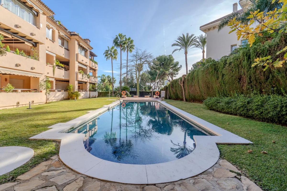 Venta de piso en CL PIZARRA-UR ROCIO NAGUELES, Marbella
 photo 3