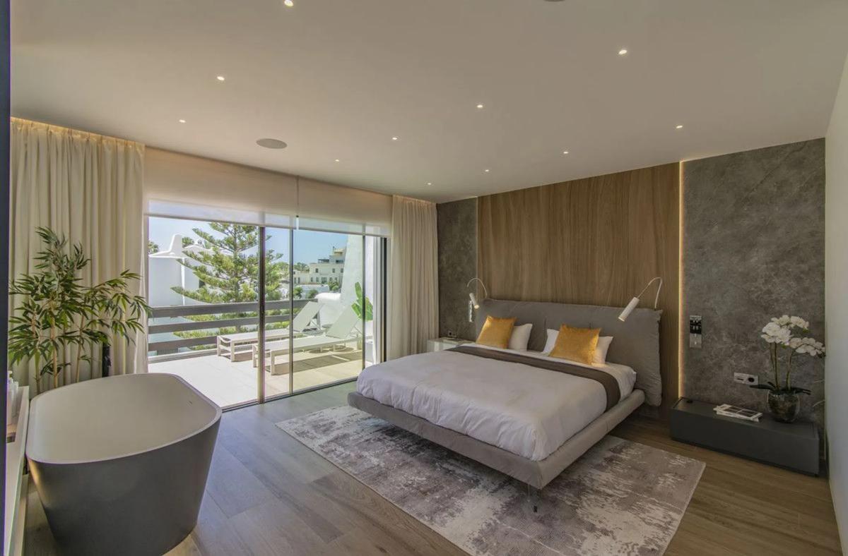 Venta de chalet adosado en ኡርባኒሳሲኦን ፑኤንቴ ሮማኖ , Marbella photo 3
