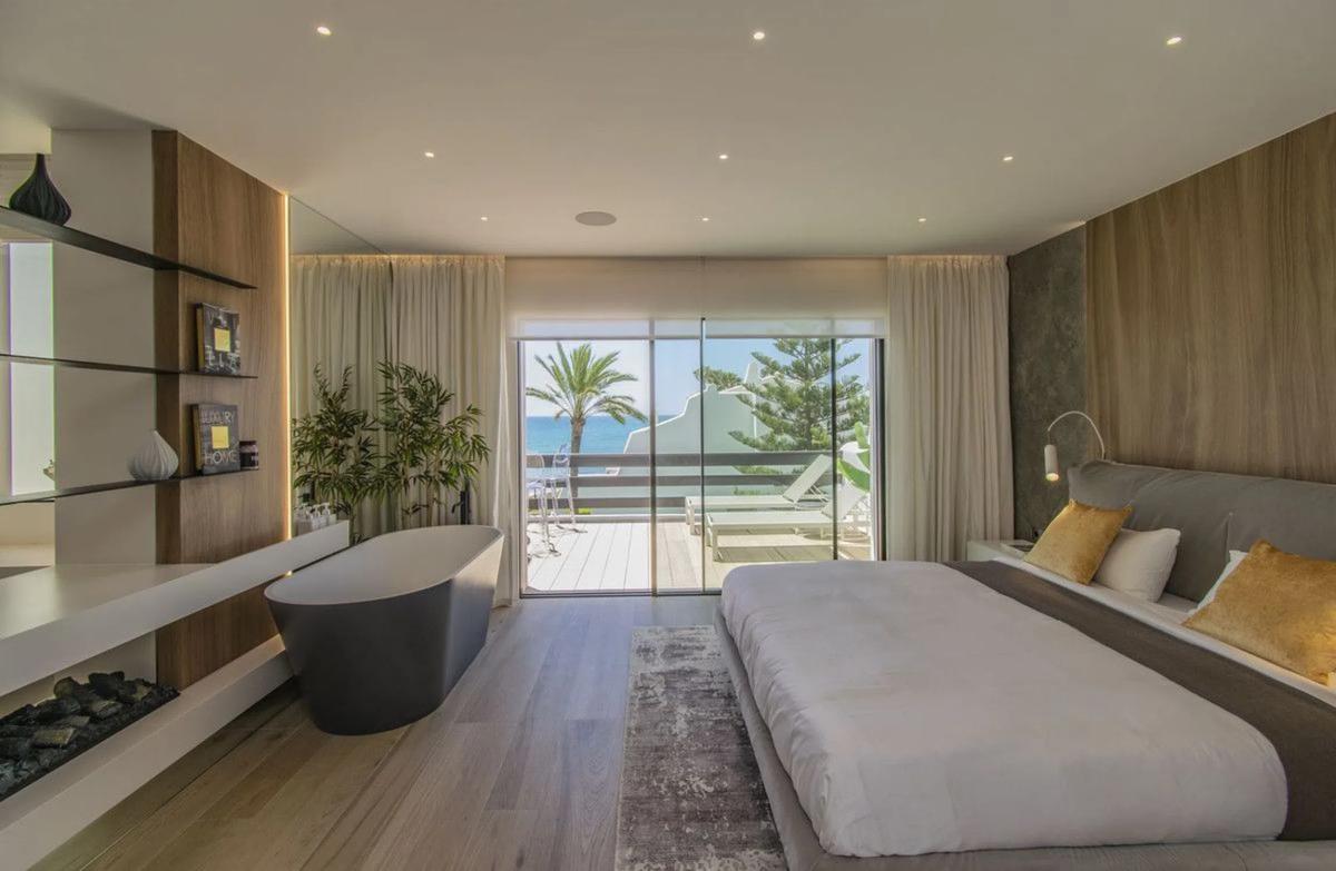 Venta de chalet adosado en ኡርባኒሳሲኦን ፑኤንቴ ሮማኖ , Marbella photo 4