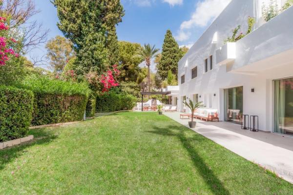 Apartment for sale in  Urbanización Lomas de Marbella Club, 95, Marbella photo 2
