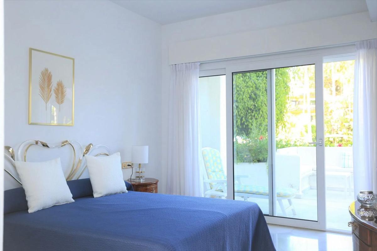 Sale of apartment in Urbanización Alhambra del Mar, Marbella
 photo 3
