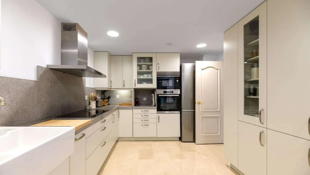 Sale of apartment in Barrio Nagüeles, Marbella
 photo 5