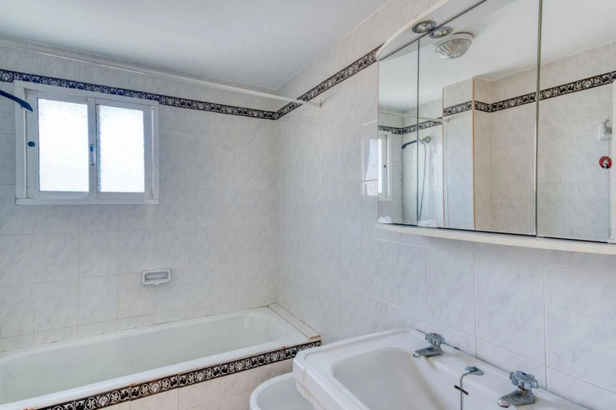 Sale of apartment in Urbanizacion Rio Verde Playa, Marbella
photo 5