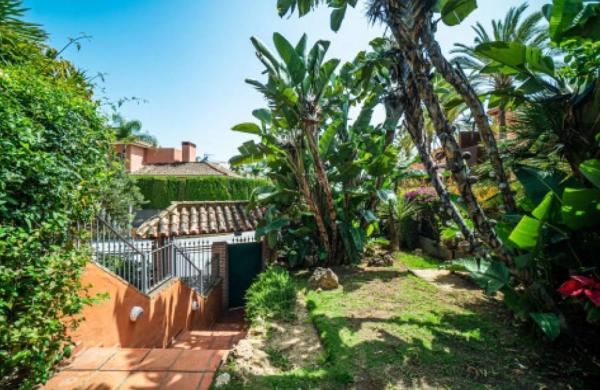 Chalet pareado en calle Algorta photo 1