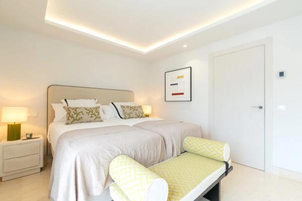 Terraced house for sale at Urbanización Marbellamar, 18 , Marbella thumbnail 2