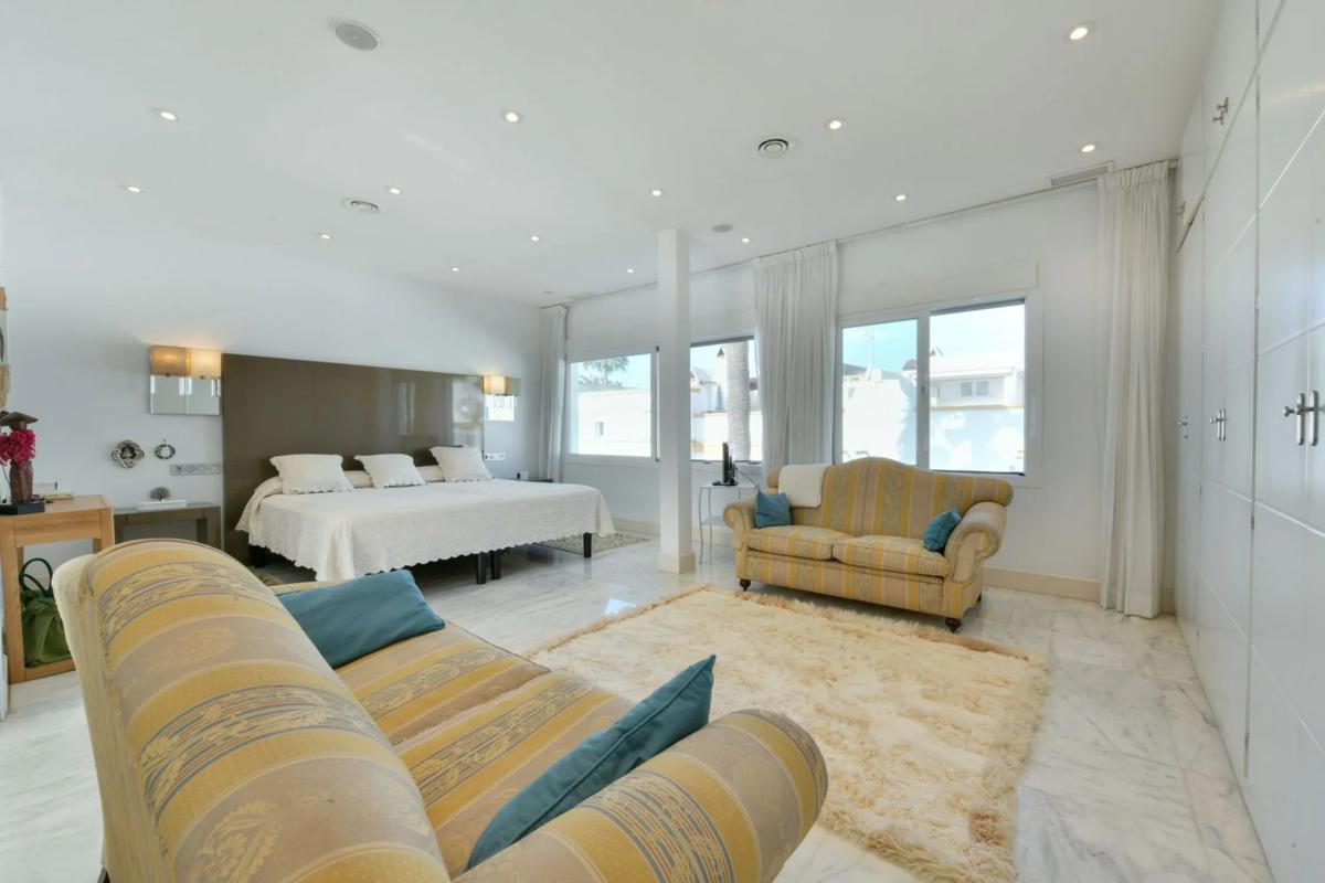 Venta de chalet adosado en Vía , Marbella photo 3