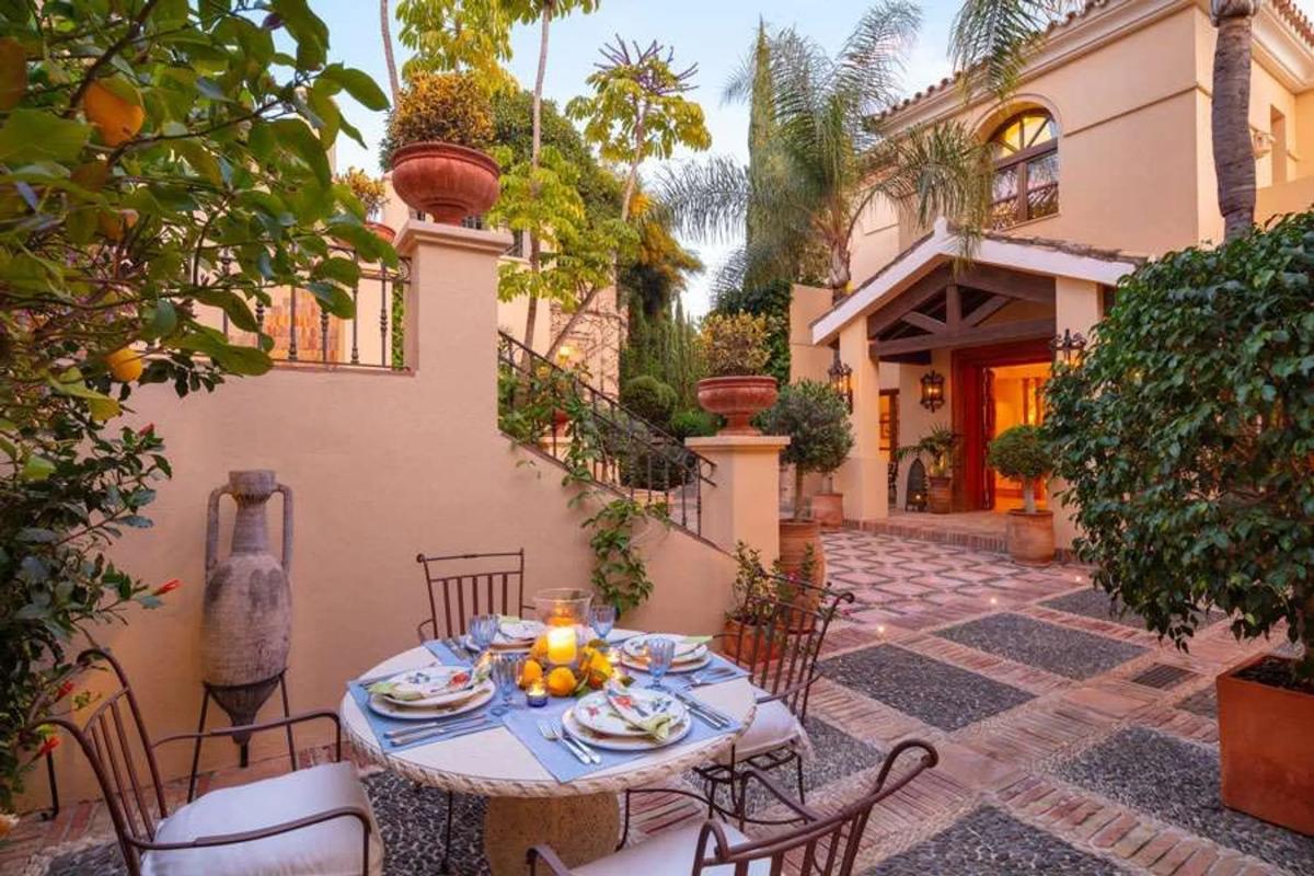 Sale of independent chalet in Barrio Lomas de Marbella Club, Marbella
 photo 3