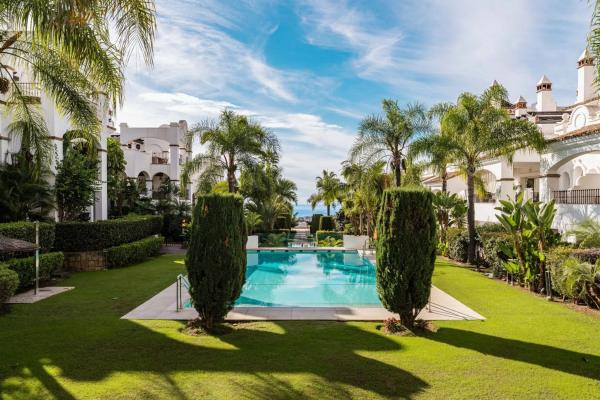 Piso en venta en Calle Lago de los Cisnes, 1, Marbella
photo 1