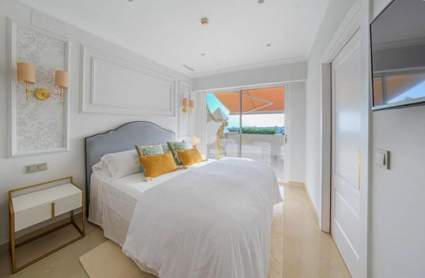 Penthouse for sale at Bulevar Príncipe Alfonso de Hohenlohe, Marbella thumbnail 1